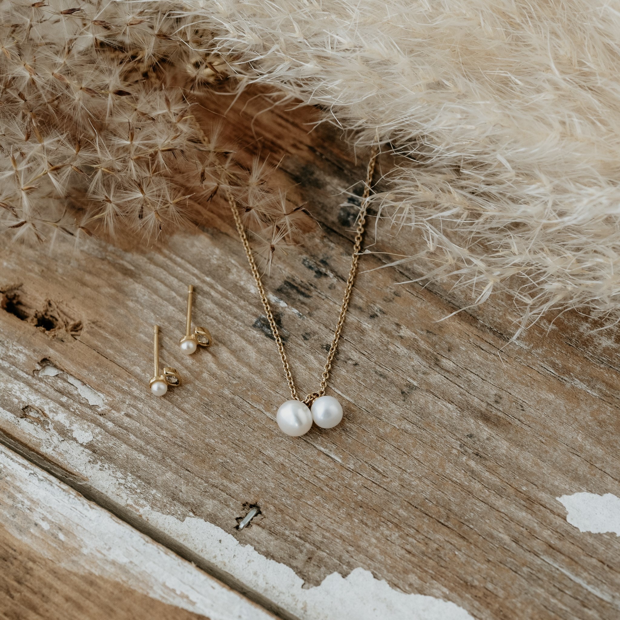 GOLD & WHITE PEARL FRIENDSHIP NECKLACE by GLEE JEWELRY