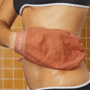 EXFOLIATING GLOVE 2pk in BLACK & PINK by KITSCH