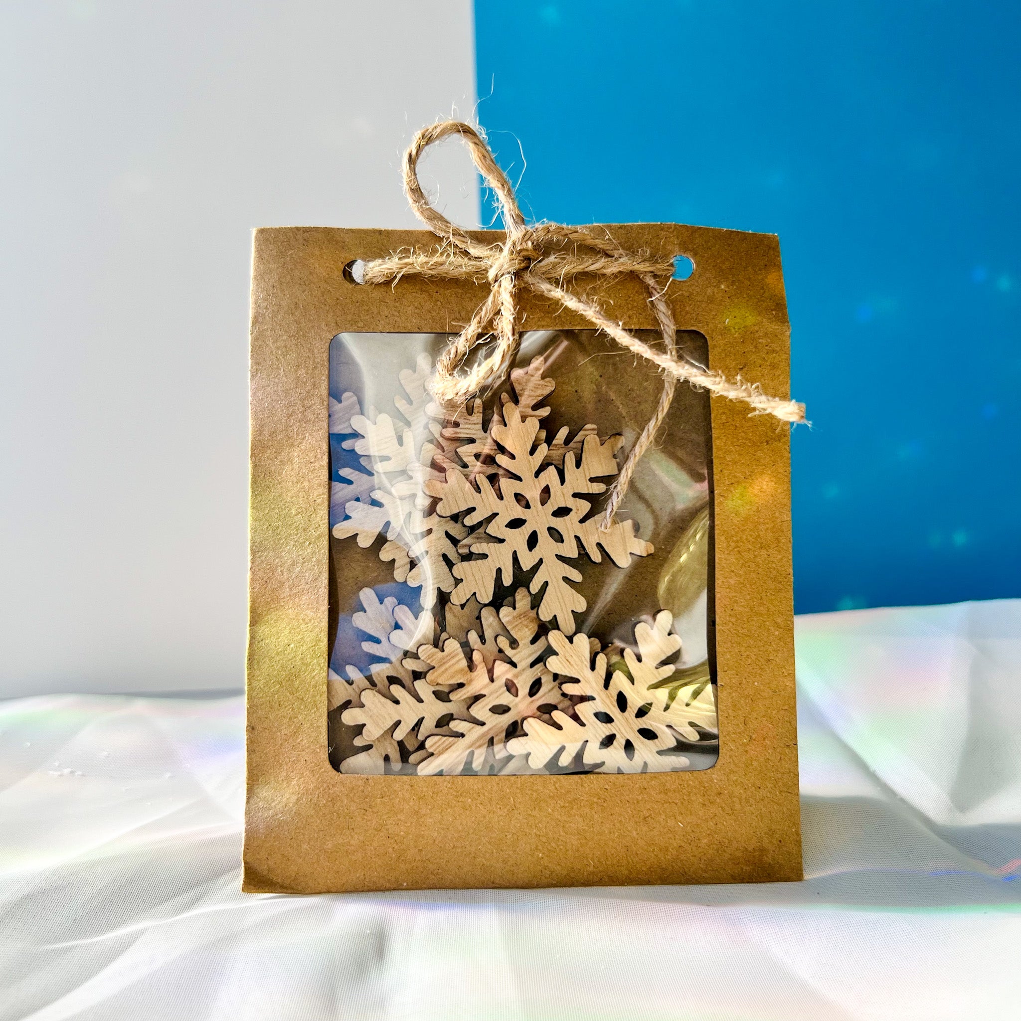 WOOD SNOWFLAKE CONFETTI
