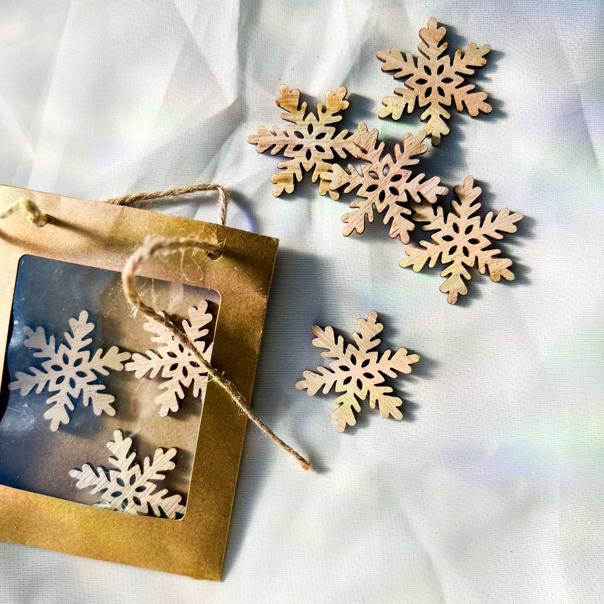 WOOD SNOWFLAKE CONFETTI