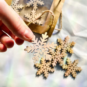 WOOD SNOWFLAKE CONFETTI