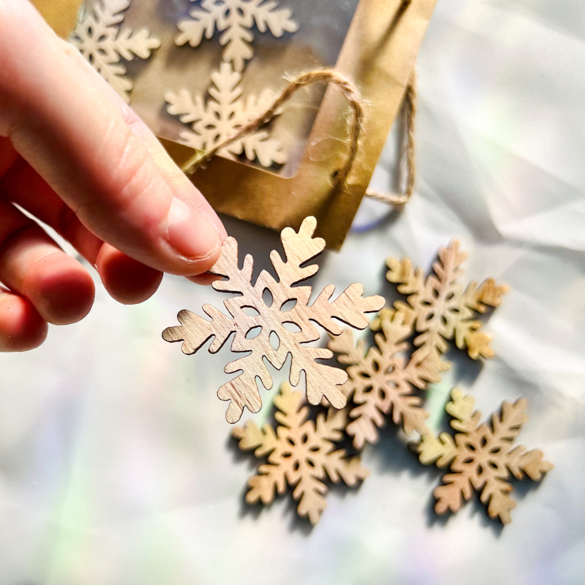 WOOD SNOWFLAKE CONFETTI